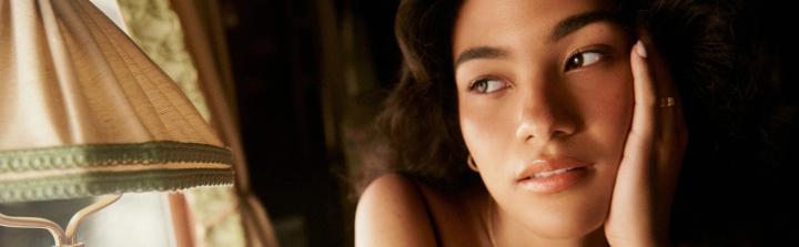 Olivia Dean nową globalną partnerką marki Hourglass Cosmetics